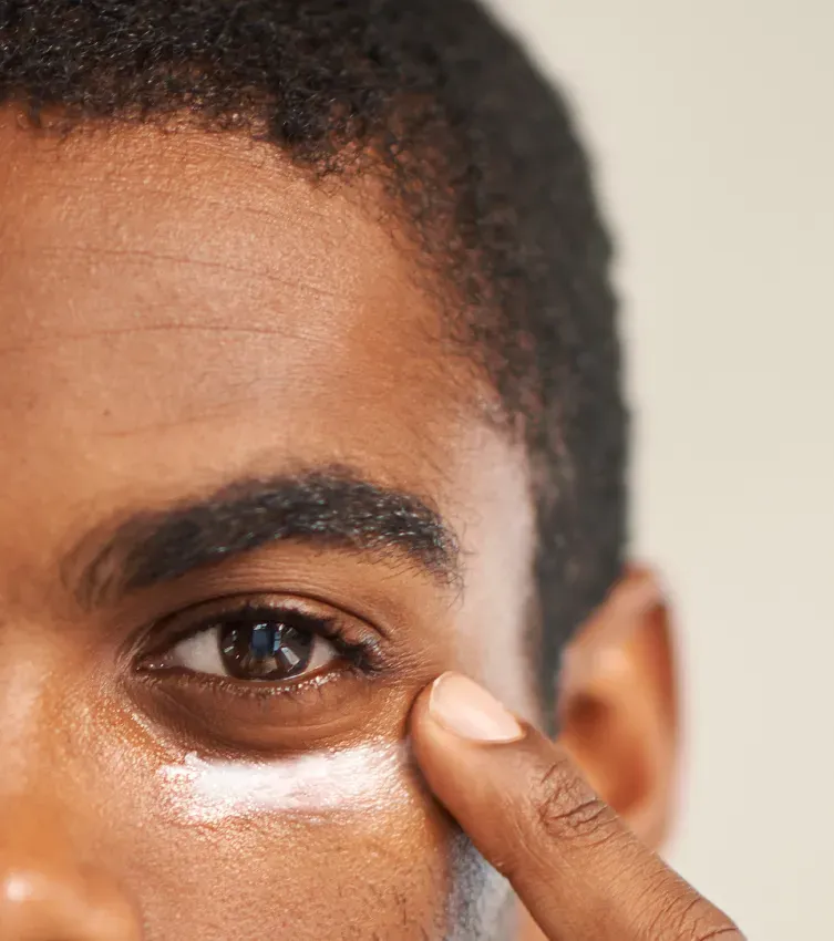 Prendre soin de son contour des yeux avec efficacité